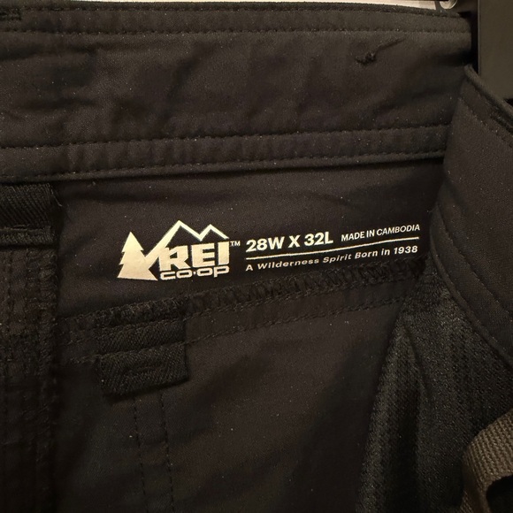 REI Co op Men's Black Cargo Pants - Picture 3 of 3